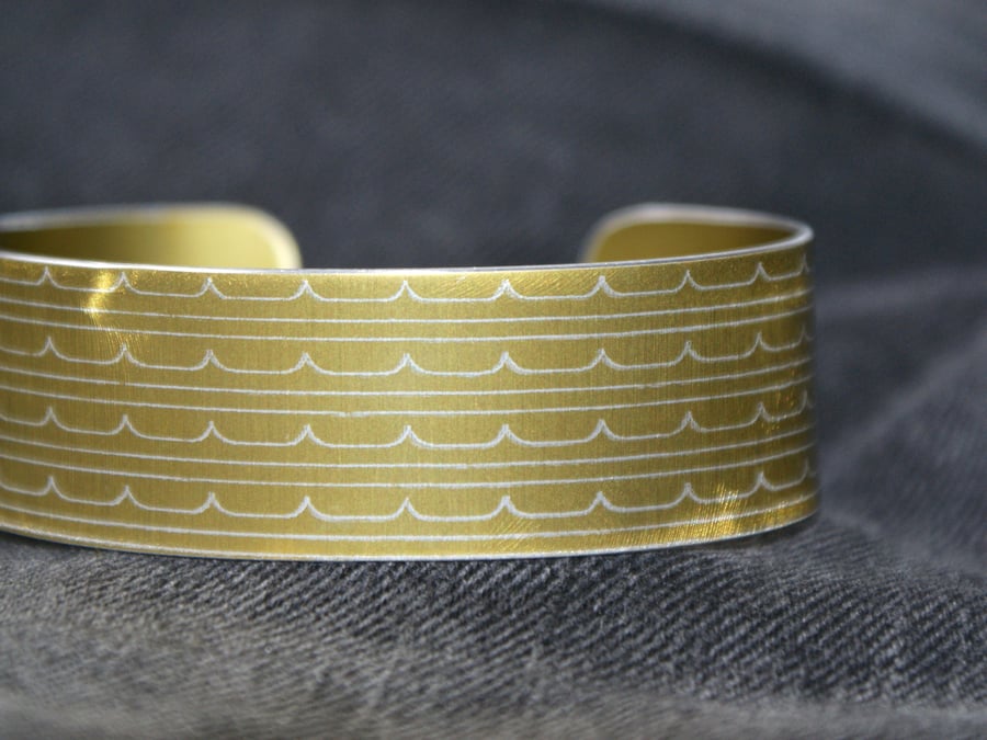 Geometric waves pattern cuff bracelet pale gold