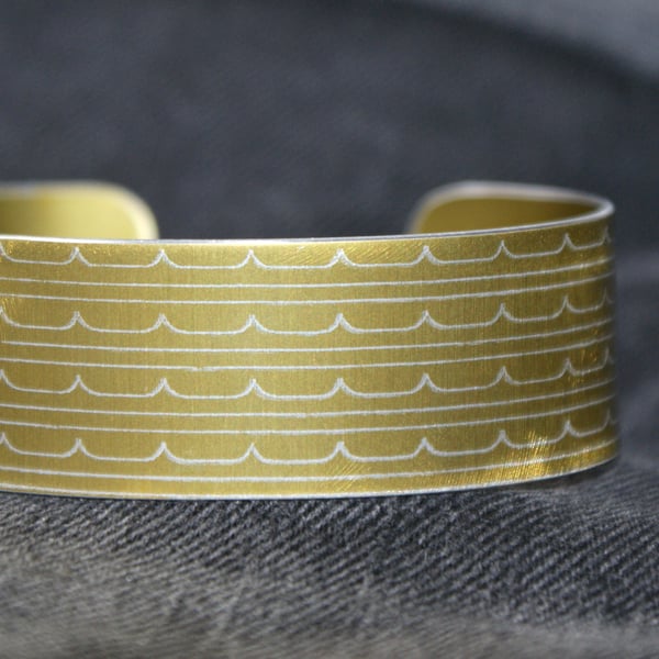 Geometric waves pattern cuff bracelet pale gold