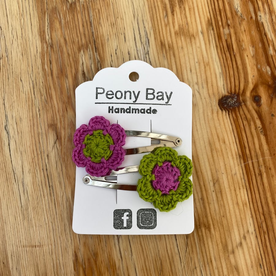 Girl’s hair clips, flower clips in pink & green 