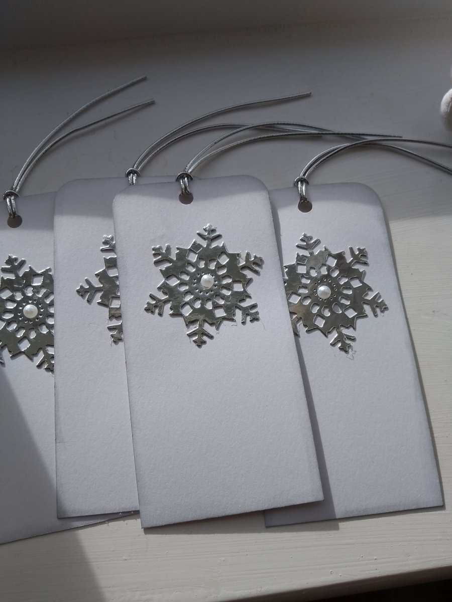 Pack of 4 gift tags silver snowflakes