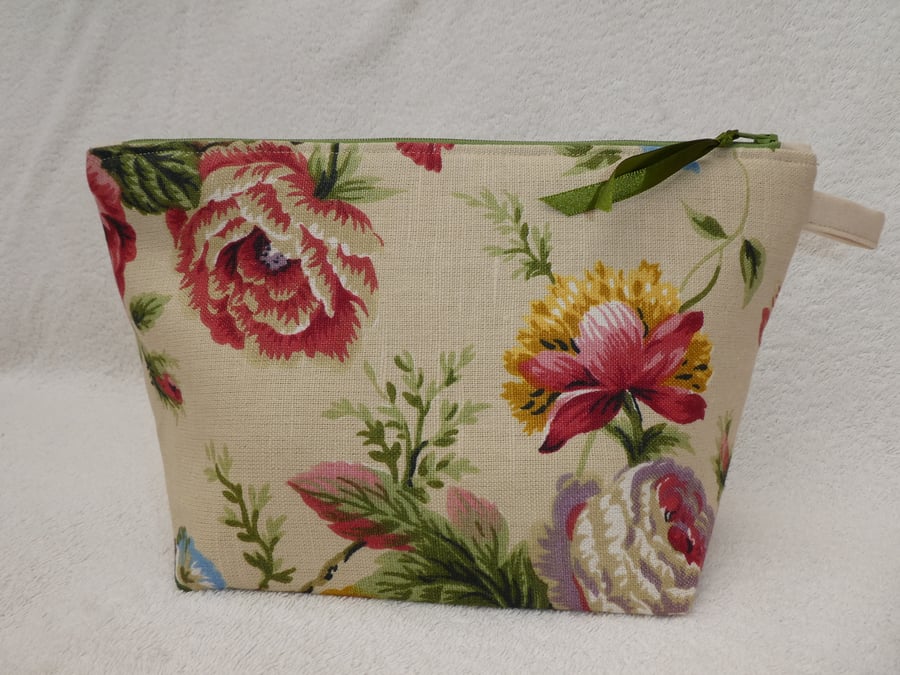 Floral Print Linen Project Holder. Lined Purse. Zipped Holdall. .