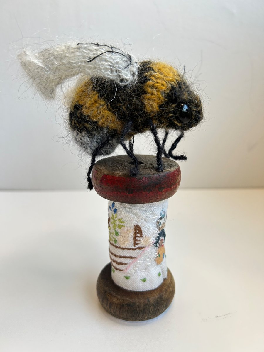 Bobbinbee - Knitted Bee on a vintage wooden bobbin