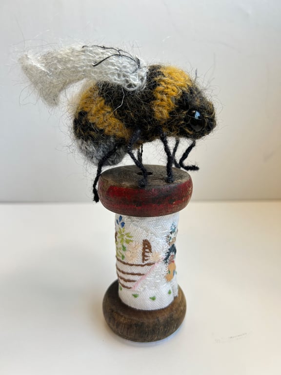 Bobbinbee - Knitted Bee on a vintage wooden bobbin