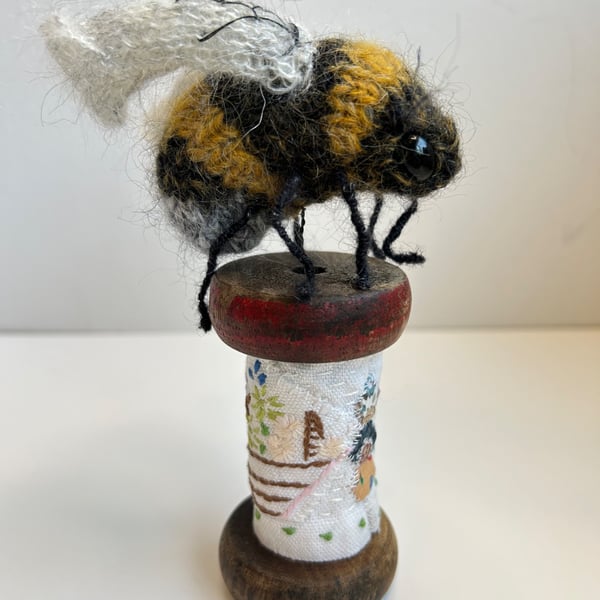 Bobbinbee - Knitted Bee on a vintage wooden bobbin