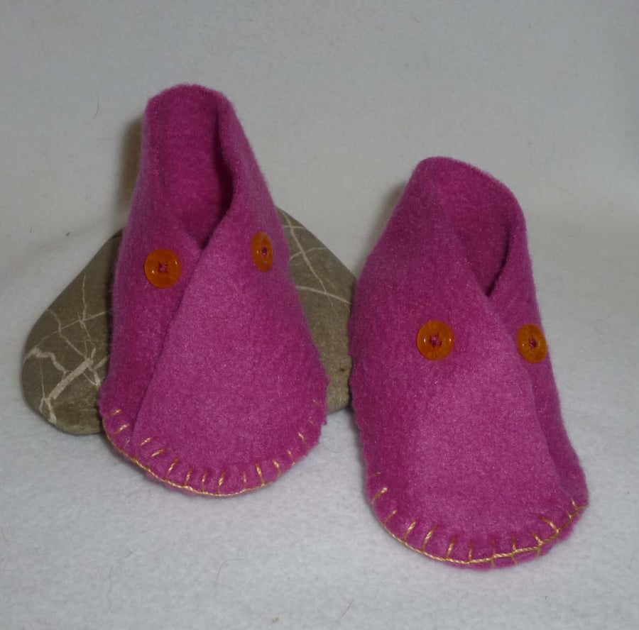 Handmade baby shoes in fleece moccassin style - pink