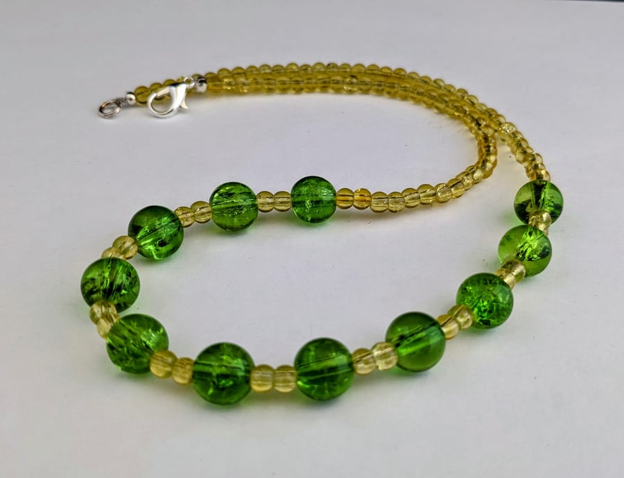 Green and yellow crackle glass bead necklace - 1002687