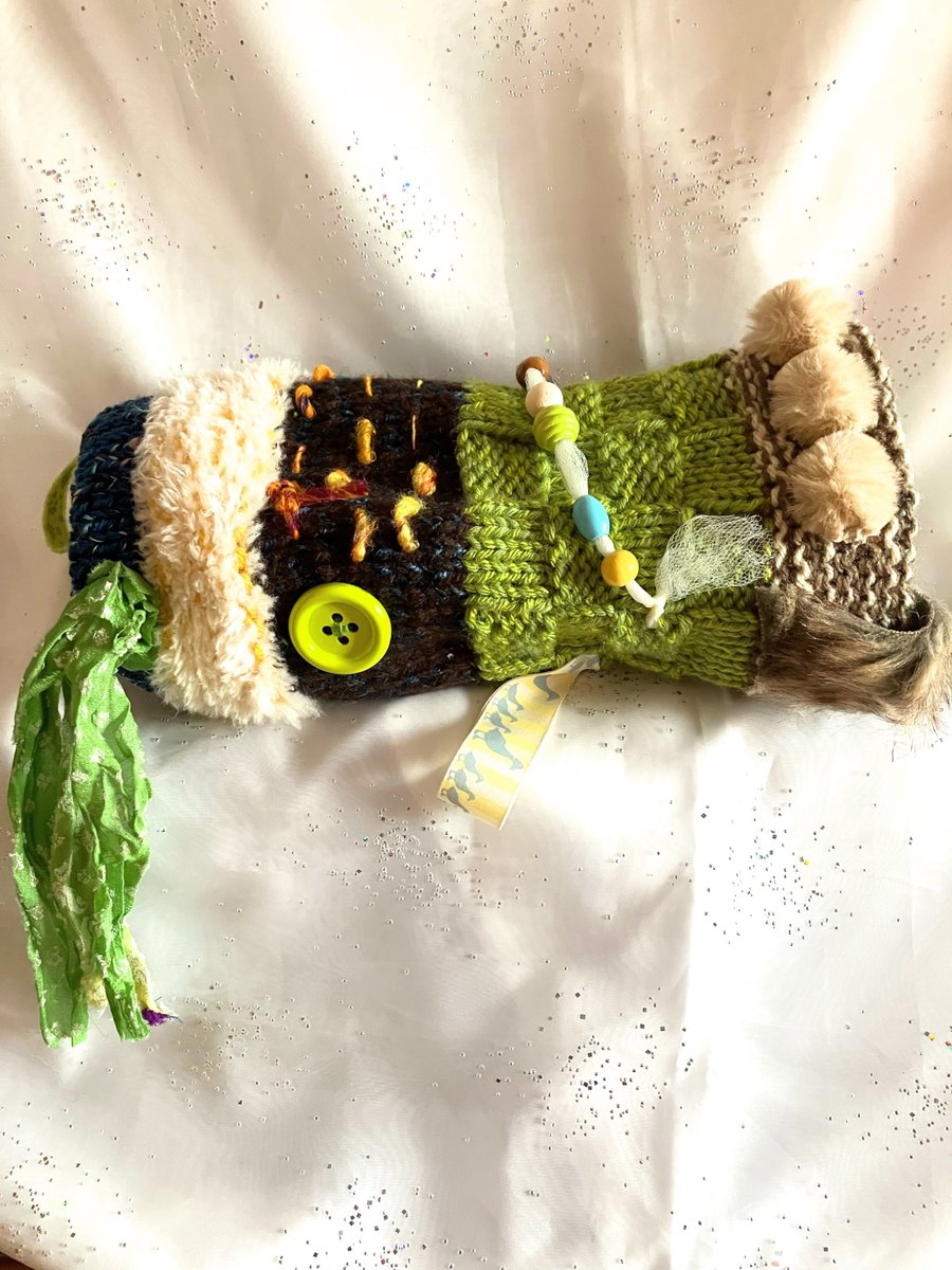 Twiddle mitt multi sensory aid