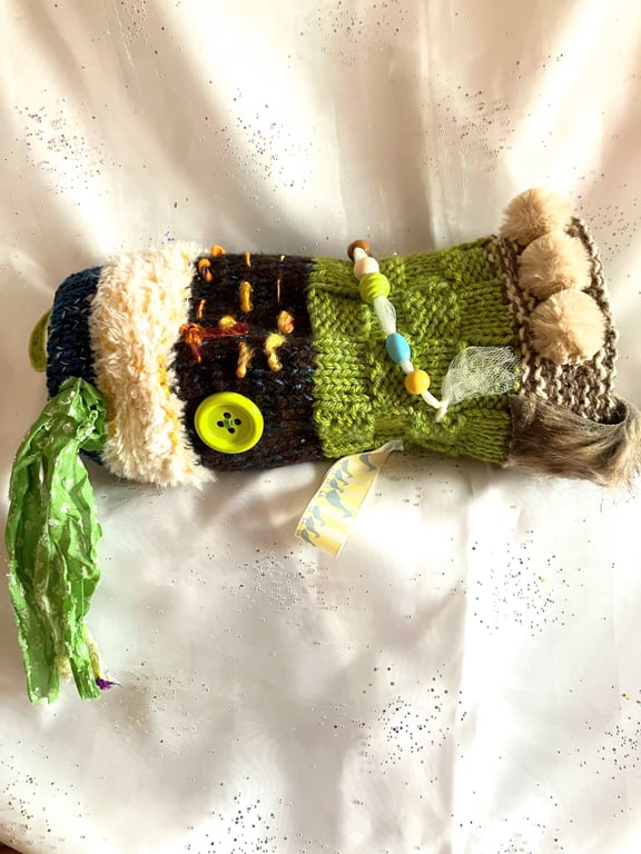 Twiddle mitt multi sensory aid