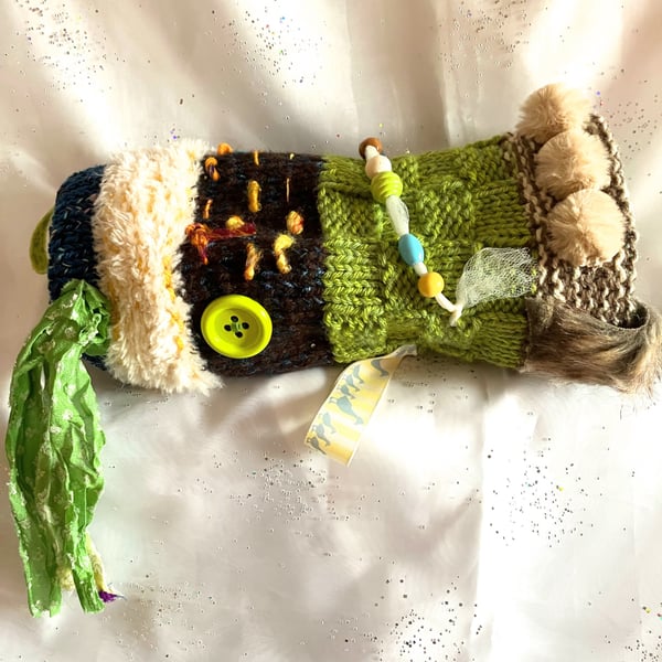 Twiddle mitt multi sensory aid