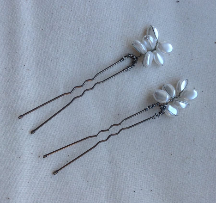 Oval pearl Bobby pins