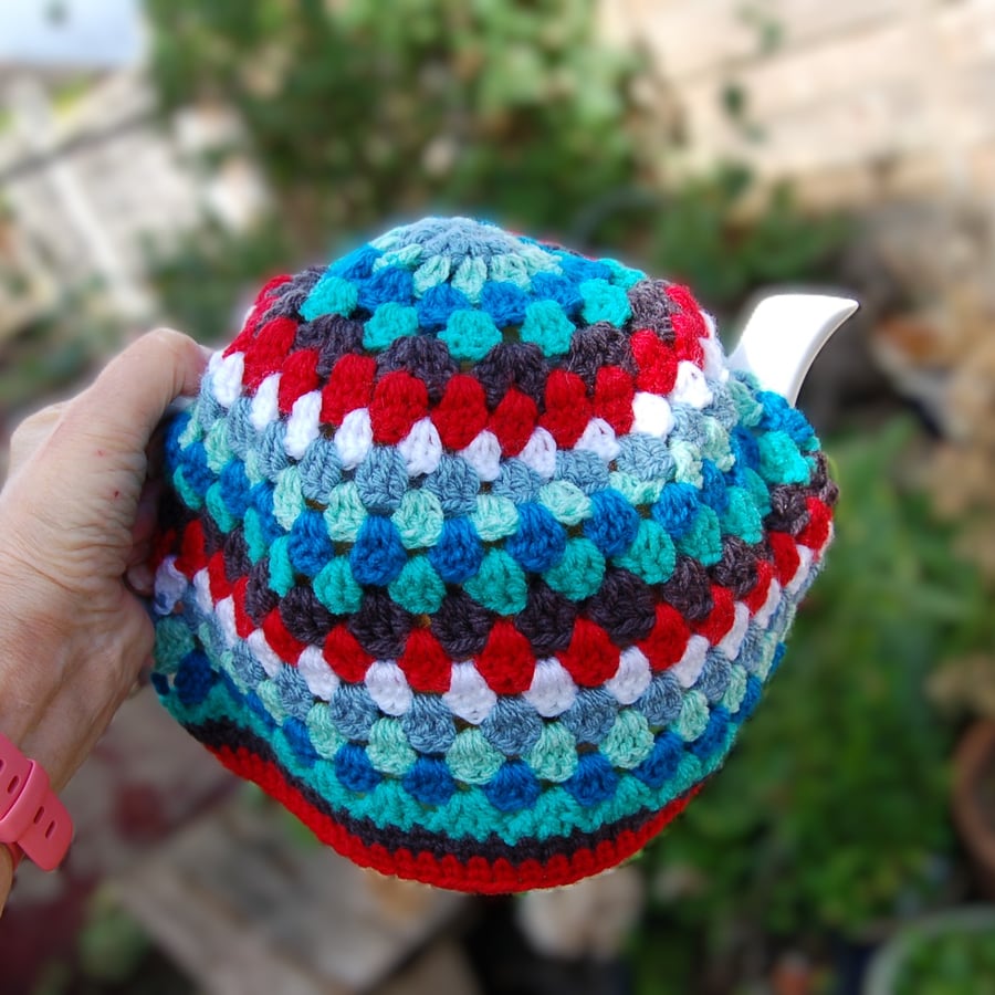 Crochet granny stitch tea cosy to fit a large standard size teapot