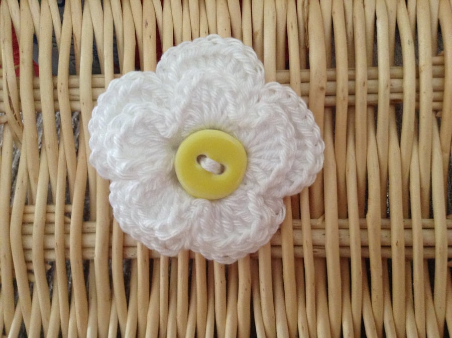 Crochet Daisy Flower Brooch Corsage 