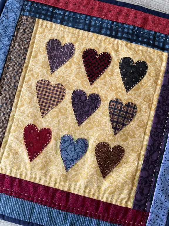 Hand Quilted Nine Heart Country Style Wallhanging Quilt FREE POSTAGE