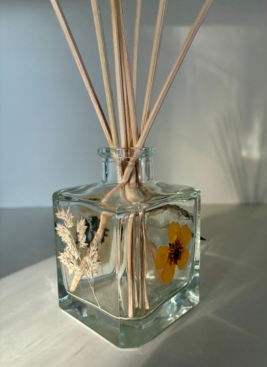 Pressed flower reed diffuser