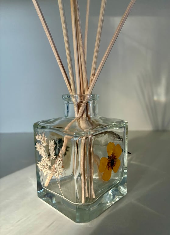 Pressed flower reed diffuser