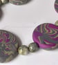 Disc shaped necklace in dark green and magenta - Image 4