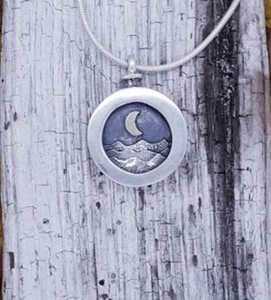 Moonlit seas Pendant with 9 ct moon