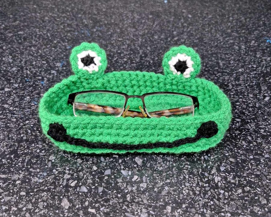 Frog glasses holder or trinket basket