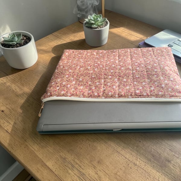 Ditsy Wild Strawberry Lap Top Case for 13" Device 