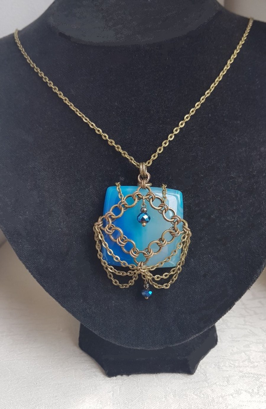 Gorgeous Blue Agate Chainmaille Pendant Necklace - Dark tones