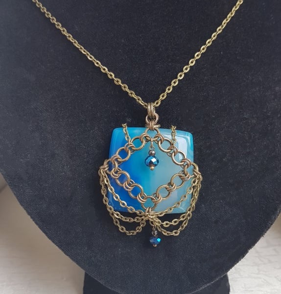 Gorgeous Blue Agate Chainmaille Pendant Necklace - Dark tones
