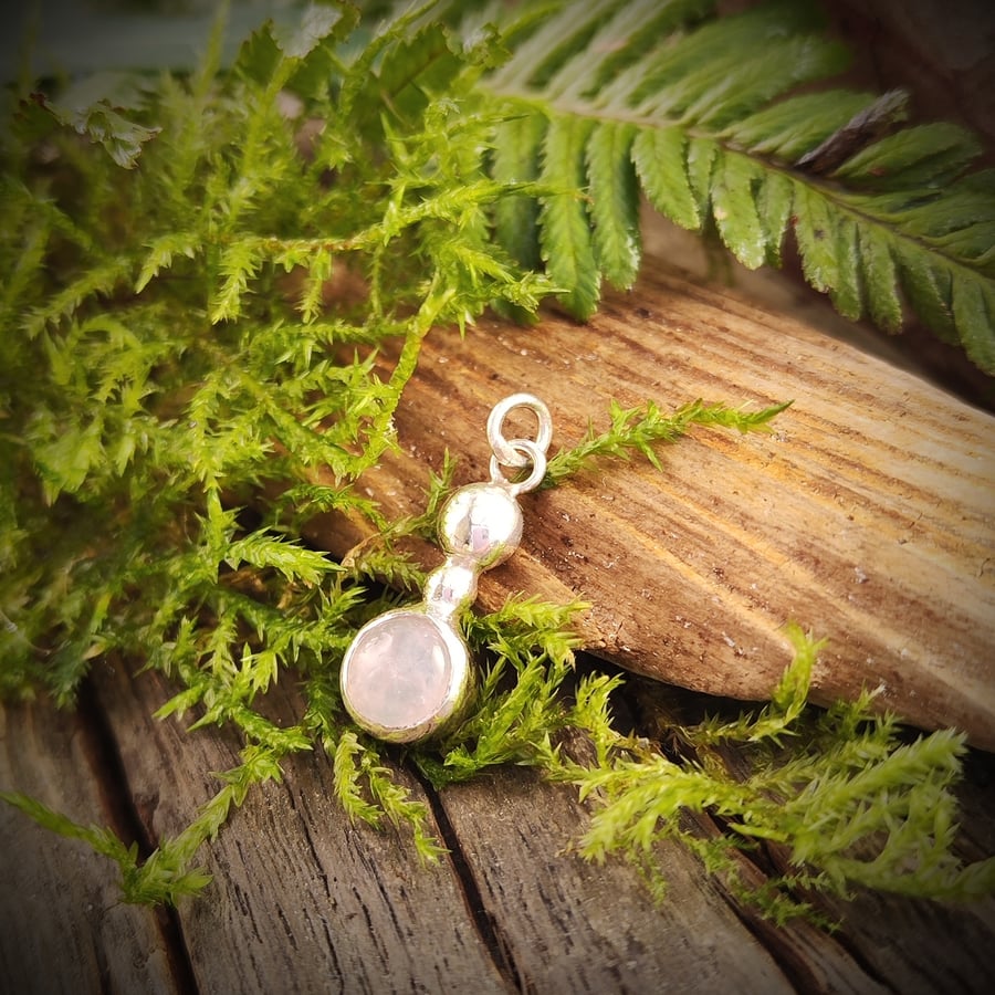 Sterling silver pendant with round rose quartz cabochon