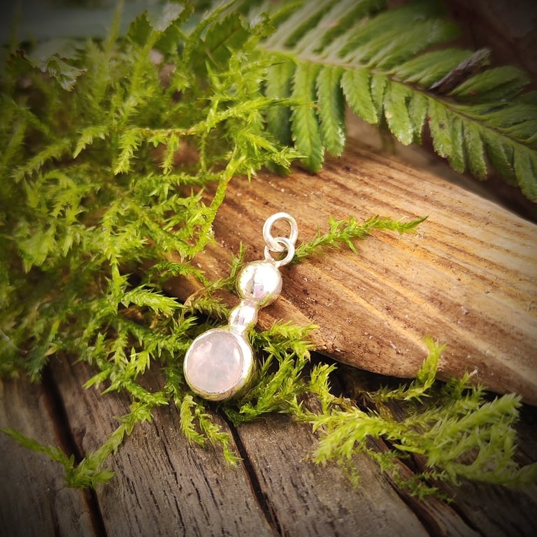 Sterling silver pendant with round rose quartz cabochon