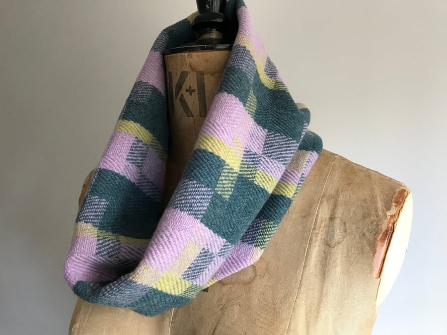 Agness - Handwoven cowl scarf