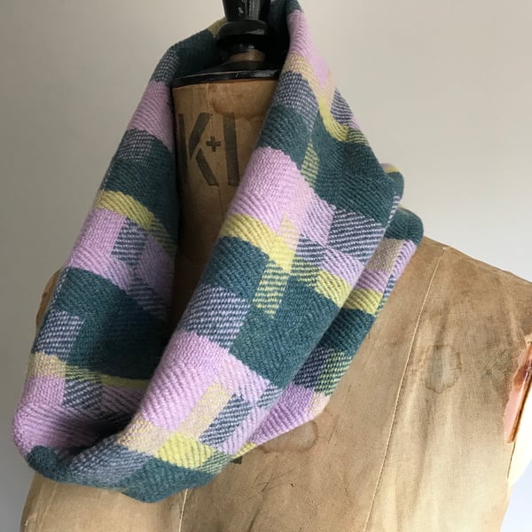 Agness - Handwoven cowl scarf