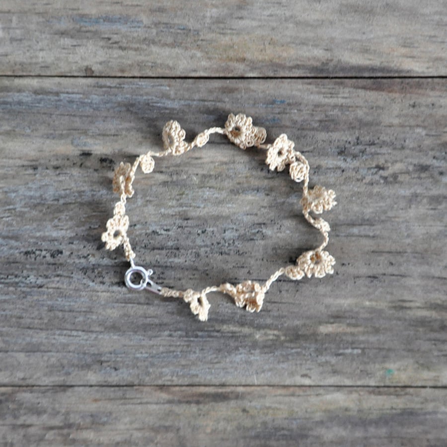 Delicate crochet flower bracelet in Ecru