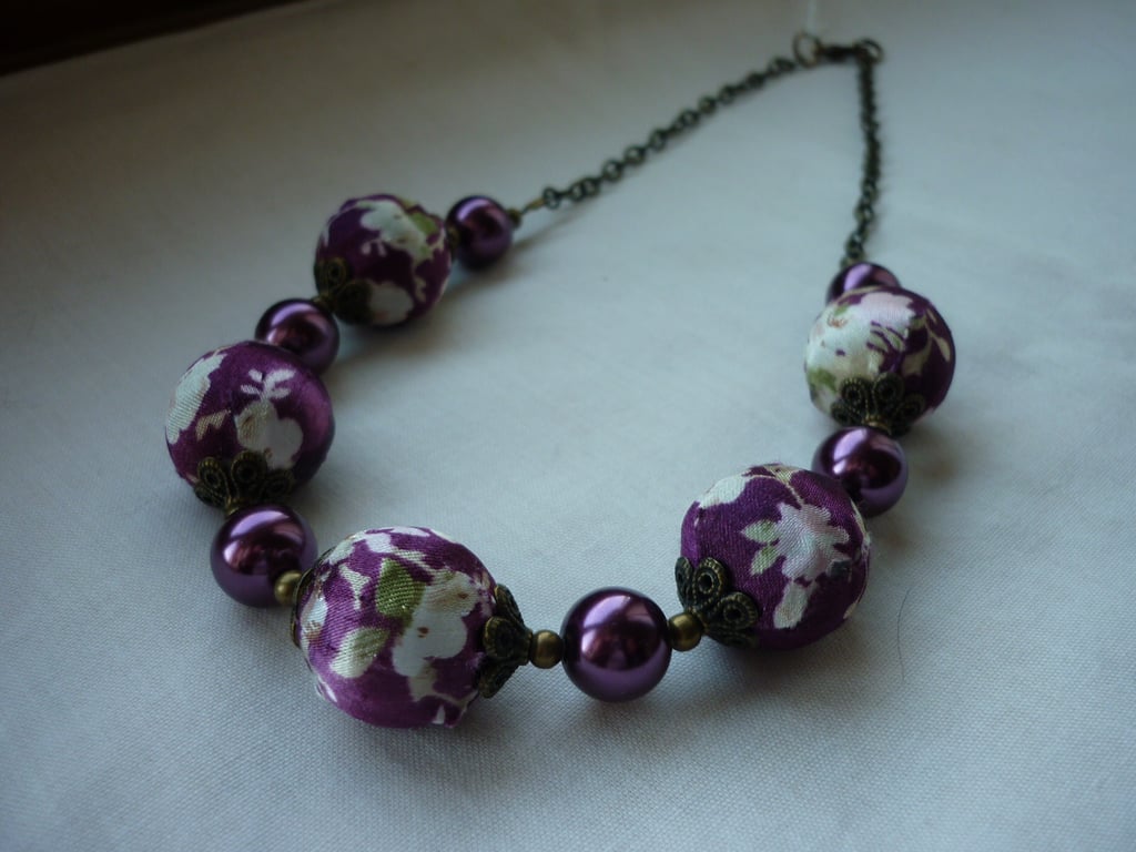 WINE SATIN KIMONO DESIGN BEAD NECKLACE.  223