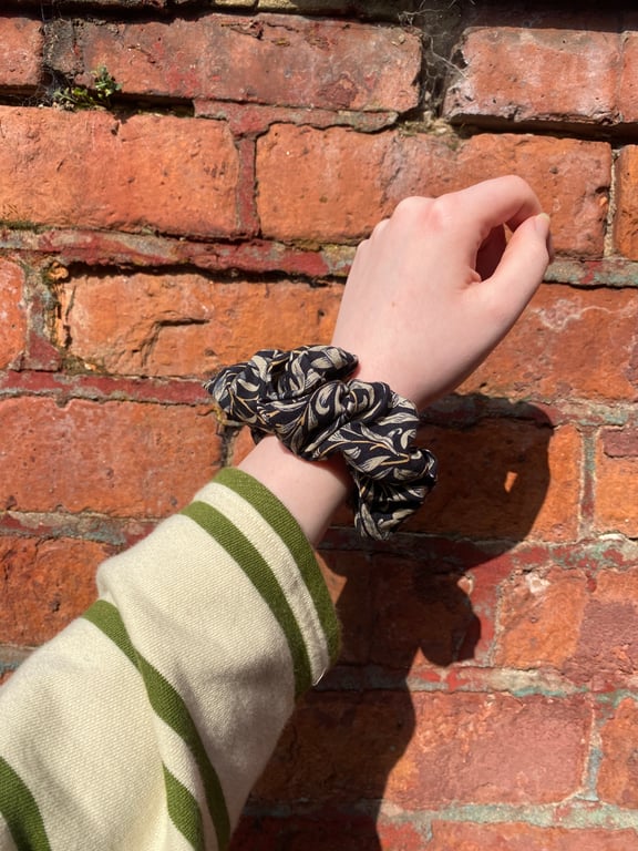 William Morris Scrunchie - Willow Bough Black 