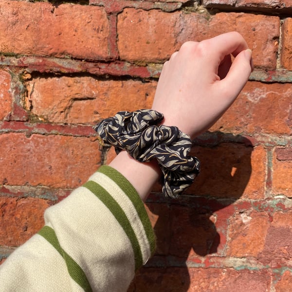William Morris Scrunchie - Willow Bough Black 