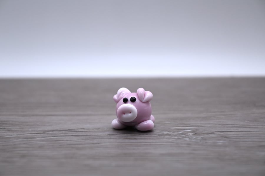 small glass pig keepsake figure