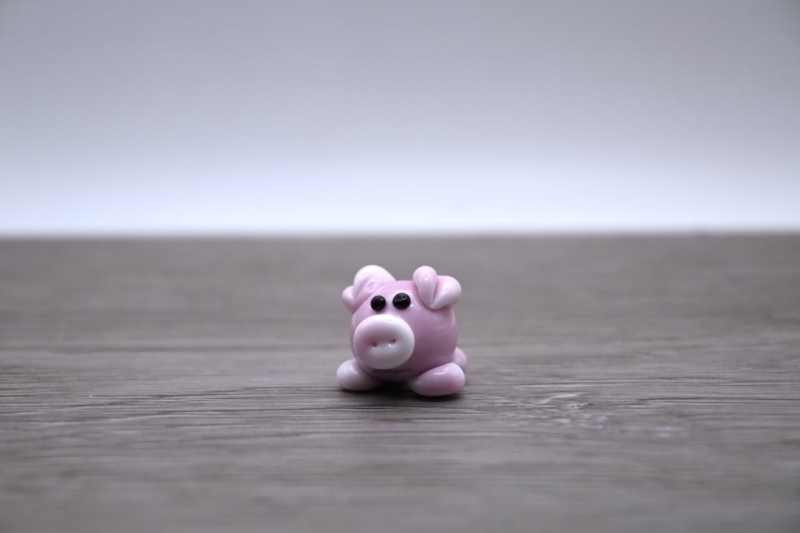 small glass pig keepsake figure