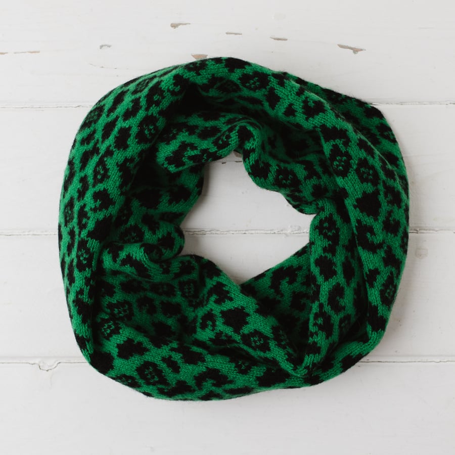 Leopard knitted cowl - green and black