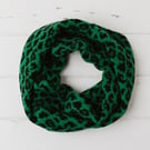 Leopard knitted cowl - green and black
