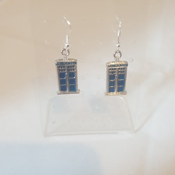 Doctor Who inspired Tardis earrings. 