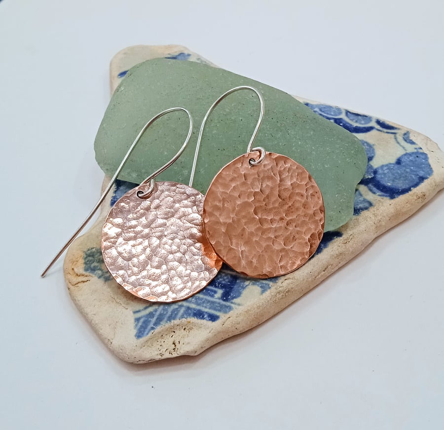 Hammered Copper Disc Earrings (ERCUDGDC1) - UK Free Post