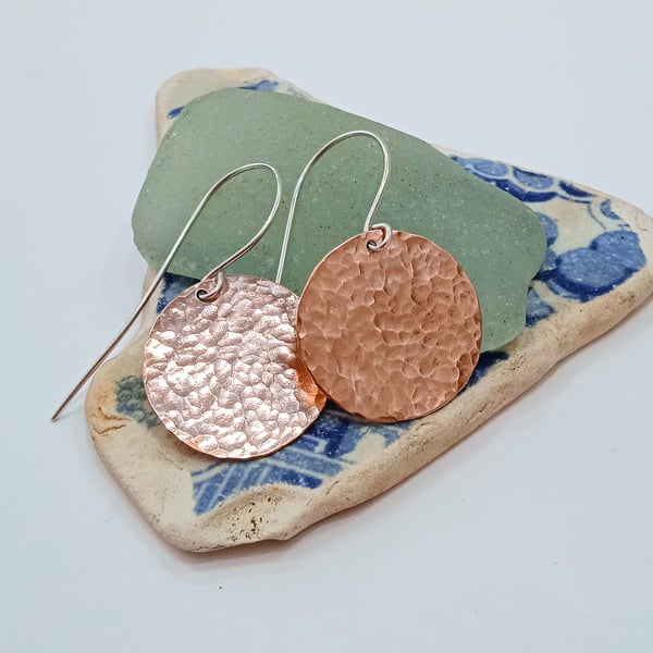 Hammered Copper Disc Earrings (ERCUDGDC1) - UK Free Post