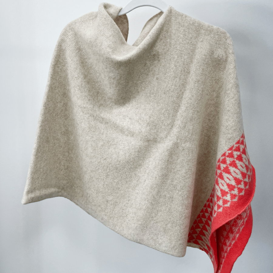 Mirror knitted poncho - linen and coral