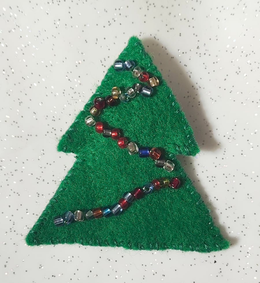 Christmas tree brooch 