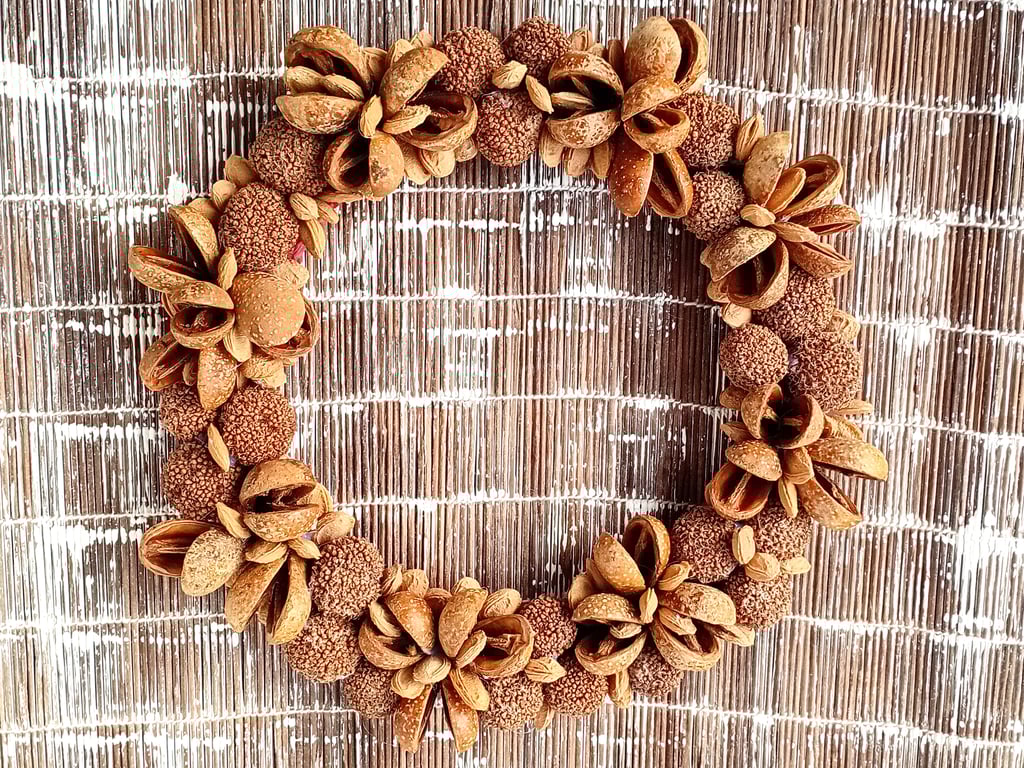  Natural dried tree seed pods & stones, all seasons wreath