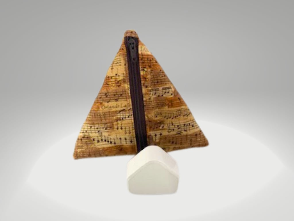 Triangle pouch in music fabric