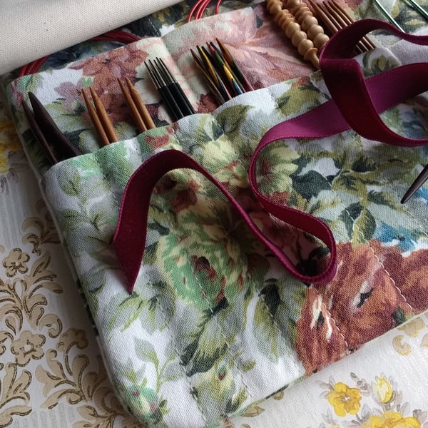 "Judit" knitting needle wrap