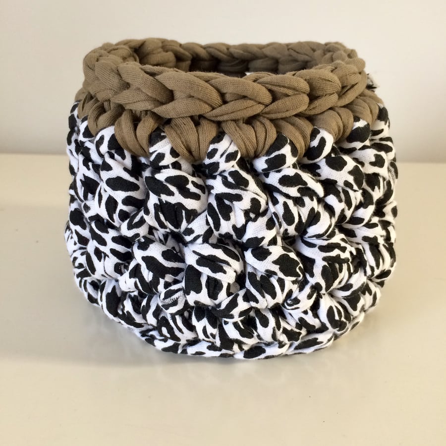 Small crochet basket - khaki