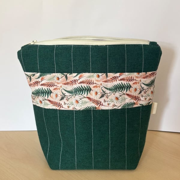 Daisy-Fern Quilted Zip Pouch In Pinstripe Forest Green