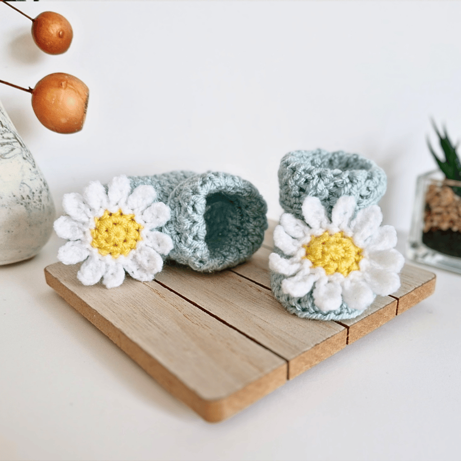 Handmade Daisy Baby Booties – Crochet Baby Shower Gift, Newborn to 6 Months