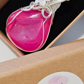 Vibing Dyed Pink Agate Cruzy Pendant 