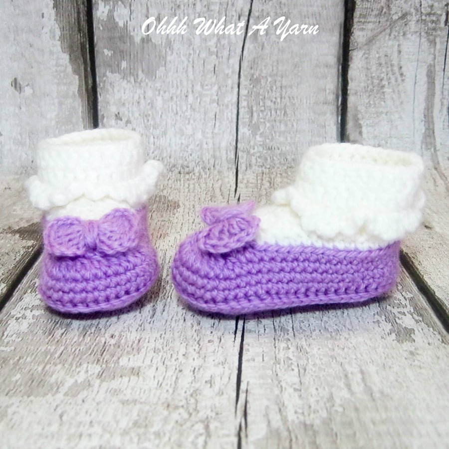 Crochet lilac and white baby Mary Jane shoes, booties, boots - Age 0-3 months